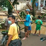 Kondisi salah satu rumah warga tampak porak poranda usai diterjang banjir.