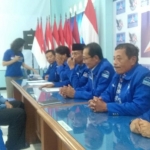 Gagarin mendatangi kantor DPC Partai Demokrat Pacitan untuk mengambil formulir pendaftaran.