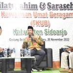 Bupati Sidoarjo Ahmad Muhdlor saat menjadi narasumber dalam sarasehan FKUB Sidoarjo, Sabtu (26/11/2022) malam.