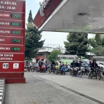 Antrean di salah SPBU yang ada di Jember akibat kelangkaan BBM