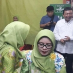 APRESIASI: Fandi Utomo saat melihat stan Pasar Rakyat Muslimat NU, di Alun-alun Sidoarjo, Selasa (19/2). foto: Mustain/ BANGSAONLINE