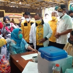 APRESIASI: Bupati Muhdlor bersama M. Sarmuji dan Adam Rusydi melihat vaksinasi yang digelar Partai Golkar Sidoarjo, Rabu (28/7/2021). (foto: MUSTAIN/ BANGSAONLINE)