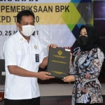 Bupati Mojokerto Ikfina Fatmawati ketika menerima penghargaan opini Wajar Tanpa Pengecualian (WTP) atas Laporan Keuangan Pemerintah Daerah (LKPD) Tahun Anggaran 2020, dari Kementerian Keuangan RI. 