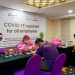 Para staff Quest Hotel Darmo Surabaya sedang menjalani rapid test.