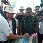 Bupati Tuban Fathul Huda melayani petani yang meminta tanda tangannya.