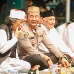 Cak Nun dan Kapolres Jombang AKBP Moh Nurhidayat saat acara sinau bareng di depan Mapolres Jombang.