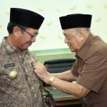 Soedjito saat menyematkan pin kepada Bupati Tuban Fathul Huda.