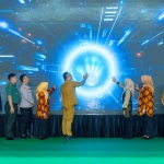 Wabup Gresik Asluchul Alif didampingi Kadinkes Mukibatul Khusnah dan Sekda Achmad Washil MT saat launching 8 puskesmas rawat inap. Foto: Ist.
