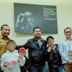 Bupati Gresik ketika mendampingi anak PMI yang dipulangkan dari Malaysia. Foto: Ist