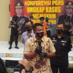 Kasatreskrim Polresta Sidoarjo Kompol Muhammad Wahyudin Latif (baju batik coklat) saat pers rilis di Mapolresta Sidoarjo.