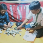 Warga Desa Sumberejo, Kecamatan Batu, Kota Batu sedang mengumpulkan hasil klontangan.