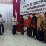 Bupati Indartato saat memberikan cinderamata di acara pisah sambut komisioner KPU Pacitan.