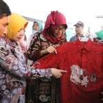 Bupati Haryanti saat melihat batik produk salah satu UMKM di Kabupaten Kediri. foto: Dinas Kominfo