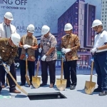 Bupati Sidoarjo H Saiful Ilah, petinggi PT MMS dan Grup Aston saat prosesi Topping Off Aston Kahuripan City Hotel, Kamis (11/10). Foto: MUSTAIN/BANGSAONLINE