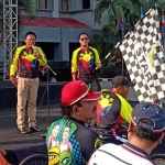 Bupati Gresik Sambari Halim Radianto saat melepas peserta Gowes bersama Forkopimda. foto: ist.