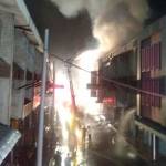 Petugas sedang memadamkan kebakaran. Kebakaran besar terjadi di Pasar Atom, Jl Bunguran No 45 Bongkaran, Pabean Cantian Surabaya, Senin (11/4).
