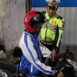 Petugas Satlantas Polres Blitar Kota saat melakukan razia di salah satu jalan protokol.