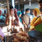 Tim Disperindag Kabupaten Pasuruan saat sidak pasar untuk monitoring harga kebutuhan pokok.