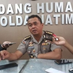 Kabid Humas Polda Jatim Kombes Pol F. Barung Mangera SIK saat diwawancarai wartawan.