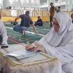 Nobella Indradjaja (40) saat mengikrarkan dua kalimat syahadat di Masjid Al-Akbar Surabaya, Sabtu (23/3/2024). Foto MAS