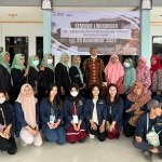 FOTO BARENG: Mahasiswa Unipa Surabaya bersama dengan warga Desa Keper Krembung saat seminar pencegahan DBD. Foto: Ist.