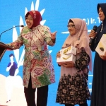Wali Kota Surabaya Tri Rismaharini bersama dua pelaku UMKM sukses. 