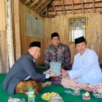 Prof. Dr. Phil. H. M. Nur Kholis Setiawan, M.A, Ketua Lembaga Kajian Strategis Pemikiran Hadratussyaikh KH Hasyim Asy’ari dan Kebangsaan saat melakukan penggalian data. foto: istimewa