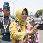 Laksda TNI Mintoro Yulianto didampingi istri Ny. Dien Mintoro Yulianto saat menyapa prajurit jajaran Koarmada II.