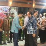 Penjabat Bupati Gresik, Akmal Boedianto ketika memberikan selamat kepada pengurus HIPKA. foto: syuhud/ BANGSAONLINE