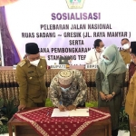 Bupati Gresik, Fandi Akhmad Yani, penandatanganan persetujuan relokasi yang dilakukan pedagang. Foto: SYUHUD/BANGSAONLINE