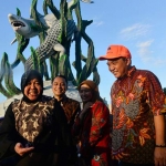 Wali Kota Risma foto bersama usai peresmian Patung Suro dan Boyo.