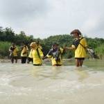 MENANTANG MAUT: Salah satu sungai yang harus disebrangi para guru dan siswa. Sungai ini arusnya sangat deras, terutama saat musim penghujan. foto: rony suhartomo/ BANGSAONLINE
