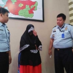 Siti Nafisah saat di kantor imigrasi kelas II B Blitar. foto: AKINA/ BANGSAONLINE