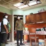 Bupati Sidoarjo, Ahmad Muhdlor Ali, ketika meninjau rumah rusak akibat puting beliung di Desa Kalidawir, Kecamatan Tanggulangin. Foto: Ist