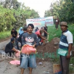 Aksi ratusan warga memperbaiki kerusakan jalan raya Kesamben. Ini wujud keprihatinan terhadap minimnya tanggungjawab pemda. foto: YUDI EP/ BANGSAONLINE