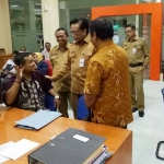 Bupati Sambari ketika tanya soal layanan perizinan di BPTSP kepada warga. foto: SYUHUD/ BANGSAONLINE