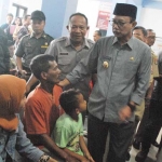 Kanang saat menyapa salah satu warga.