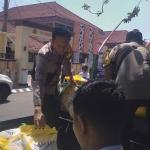 Petugas dari Polres Probolinggo Kota saat menyalurkan beras untuk masyarakat.