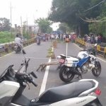 Petugas Dishub dan Satlantas Polres Probolinggo Kota melakukan rekayasa jalan. Pengendara yang hendak melintas jembatan Kedung Asem diminta putar balik.