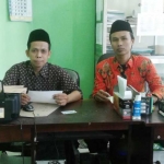 Ketua PC ISNU Sidoarjo Dr Sholehuddin MPdI (kiri) dan Ketua Lakpesdam NU Sidoarjo Dodi Dihaudin, di kantor PCNU Sidoarjo, Rabu (14/6). foto: MUSTAIN/ BANGSAONLINE