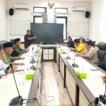 Aktivis LSM saat mendatangi BK DPRD Pasuruan untuk melaporkan dugaan pelanggaran kode etik Sudiono Fauzan.