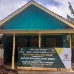 Wakil Bupati Sumenep, Achmad Fauzi, S.H., M.H. secara simbolis dan menyerahkan Bedah Rumah Mustahik Baznas.