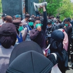 Sejumlah elemen mahasiswa Lamongan demo di Pemkab dan DPRD Lamongan. (foto: ist)