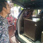 Satreskrim Polres Ponorogo memyita sejumlah dokumen dan brankas dari kantor Pengacara CV. TMJ.