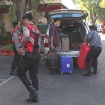 Tim Penyidik KPK saat keluar dari peringgitan dengan mengamankan 4 koper yang ditaruh dalam mobil berbeda. Foto: BAMBANG D J/BANGSAONLINE