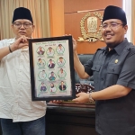 Wakil Ketua DPRD Jatim, Anwar Sadad, saat menerima penghargaan dari Forkom Jurnalis Nahdliyin.