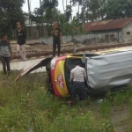 Minibus usai dihajar KA Penataran jurusan Blitar-Malang, Jumat (12/1).