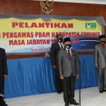 Bupati Sumenep, Abuya Busyro Kariem saat melantik Dewan Pengawas PDAM Sumenep.