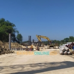 Suasana pengerjaan mega proyek jalan lingkar selatan di Sampang. Foto: MUTAMMIM/BANGSAONLINE