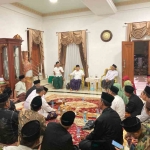 Sebanyak 14 Ketua Majelis Wakil Cabang Nahdlatul Ulama (MWC NU) se-Kabupaten Mojokerto berkumpul di Pondok Pesantren Amanatul Ummah Pacet Mojjokerto pada Minggu, (21/04). Mereka melakukan doa bersama untuk kemenangan Muhammad Al Barra (gus Barra) dalam pemilihan bupati Mojokerto pada 27 November 2024. Prof Dr KH Asep Saifuddin Chalim, MA, memimpin doa dalam acara tersebut. Foto: M Sulthon Neagara/bangsaonline
